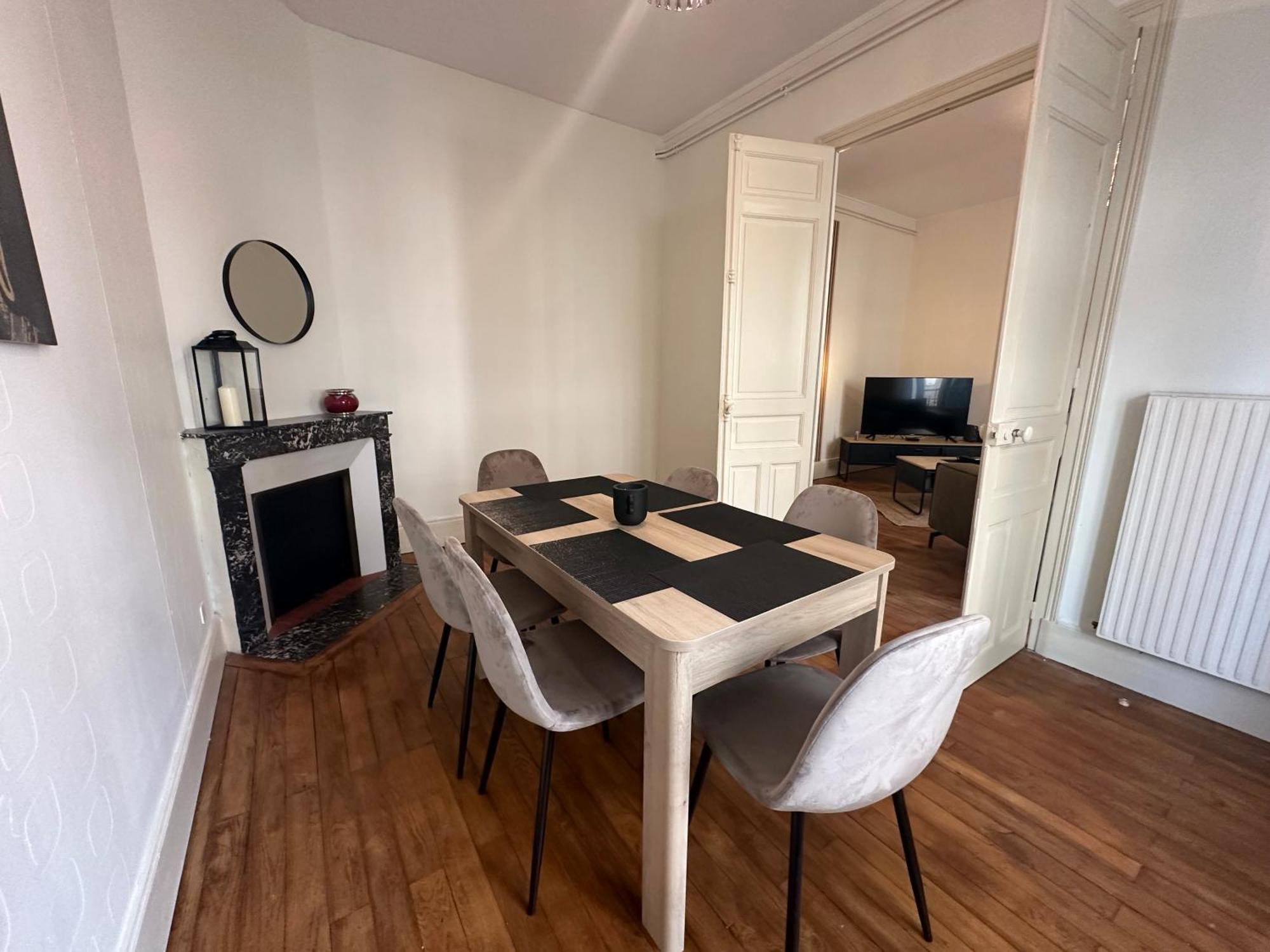 F4 Centre Moulins Apartment *